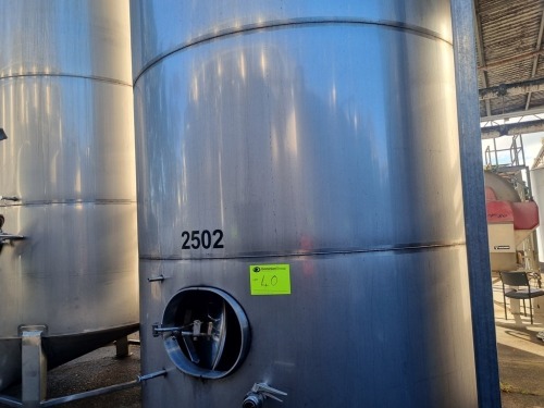 2013 UNINSULATED STAINLESS STEEL VESSEL WINE STORAGE TANK PLINTH MOUNTED WITH: SLOPING BASE. CLAMP STYLE LID. DIMPLE COOLING. VOLUME: 25500 LITRE