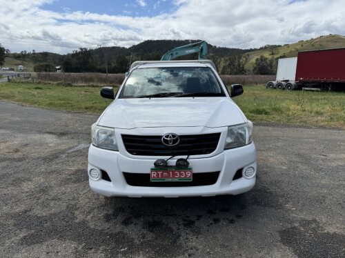 2013 TOYOTA HILUX WORKMATE TGN16R UTILITY. POWERED BY A PETROL ENGINE. AUTOMATIC TRANSMISSION. TOW BAR. REG: RT1339. VIN: MROCX12G000101887. KLM: 208156. PLEASE NOTE: COMES WITH OWNERS MANUAL AND SERVICE BOOK. THIS VEHICLE WILL BE SOLD UNREGISTERED AND WI