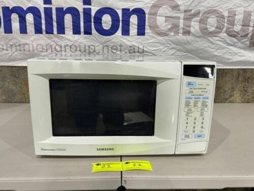 SAMSUNG MICROWAVE. 34LT. MODEL MW123H. 1000W. 517MM W X 297MM H X 379MM D. AUTO COOK OPTIONS. WHITE EXTERIOR. MINOR MARKS/SCRATCHES. POWERS ON.