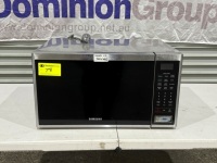 1 X SAMSUNG MICROWAVE OVEN. 40 LITRE CAPACITY. NON STICK INTERIOR. MODEL MS40J5133BT. SERIAL NUMBER OAET7WFT9002034.