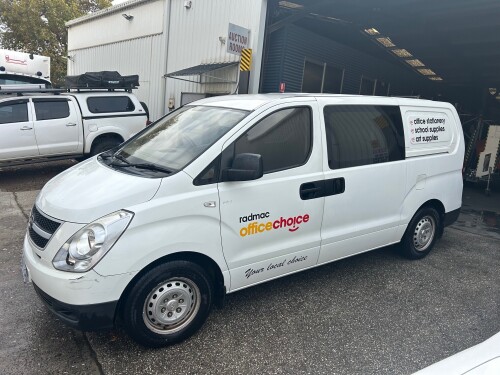 12/2009 (BUILT). 01/2010 (COMPLIED) HYUNDAI H-1 (TQ-V) 5 SEATER 5 DOOR VAN. 4 CYLINDER 2.4LT PETROL ENGINE. 5 SPEED MANUAL TRANSMISSION. FULL ELECTRICS. A/C. 2 X KEYS. NO BOOKS. SIGN WRITTEN. KLM: 222848 (SHOWING). REG: XMU139. VIN: KMFWBX7RLAU219557. ENG