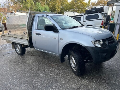 11/2012 (COMPLIED) MITSUBISHI TRITON GL 4 X 2 SINGLE CAB CHASSIS. 2.4LT 4 CYLINDER PETROL ENGINE. 5 SPEED MANUAL TRANSMISSION. FULL ELECTRICS. 1 X KEY. NO BOOKS. FITTED WITH 2.4MT ALUMINIUM DROP SIDE TRAY BODY. TOOL BOX. TOW BAR. KLM: 157266 (SHOWING). RE