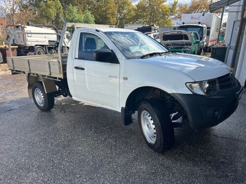 02/2015 (COMPLIED) MITSUBISHI TRITON GL 4X2 SINGLE CAB CHASSIS. 2.4LT 4 CYLINDER PETROL ENGINE. 5 SPEED MANUAL TRANSMISSION. FULL ELECTRICS. 2 X KEYS. SERVICE BOOK. OWNERS MANUAL. FITTED WITH 2.4MT ALUMINIUM DROP SIDE TRAY. TOOL BOX. TOW BAR. KLM: 166349 