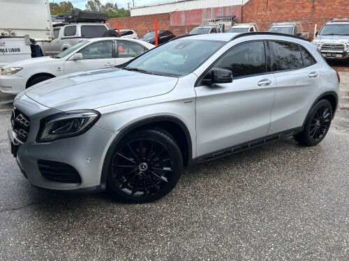 11/2018 (BUILT). 02/2019 (COMPLIED). MERCEDES BENZ GLA180 URBAN EDITION 5 DOOR WAGON. 4 CYLINDER 1.6LT PETROL ENGINE. AUTOMATIC TRANSMISSION. FULL ELECTRICS. ELECTRIC SEATS. MEDIA CENTRE. REVERSE CAMERA. ELECTRIC BOOT CLOSER. A/C. OWNERS MANUAL. 1 X KEY. 