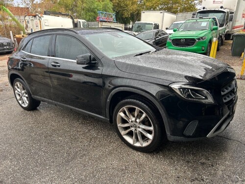 11/2019 (BUILT). 02/2020 (COMPLIED). MERCEDES BENZ GLA180 5 DOOR WAGON. 4 CYLINDER 1.6LT PETROL ENGINE. AUTOMATIC TRANSMISSION. FULL ELECTRICS. ELECTRIC SEATS. MEDIA CENTRE. REVERSE CAMERA. ELECTRIC BOOT CLOSER. 1 X KEY. KLM: 113161 (SHOWING). REG: BGS259