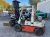 NISSAN 25 (PH02A25U-3FG00) FORK LIFT TRUCK. MAST HEIGHT: 6000MM. SIDE SHIFT. PNEUMATIC TYRES. 2500KG SCALE. BALE GRAB ATTACHMENT. HRS: 3611 (SHOWING). PLEASE NOTE: DOES NOT COME WITH GAS BOTTLE.