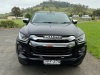 2023 ISUZU D-MAX 4X4 LSU HI-RIDE. DIESEL. REGO YPF27Q. VIN MPATFS40JPG023844.ODOMETER 2404 KLM (SHOWING). BASALT BLACK MICA EXTERIOR. BLACK AND GREY FABRIC INTERIOR. PUSH BUTTON START. MULTI-INFORMATION TOUCH SCREEN. APPLE CAR PLAY. SAT NAV. REAR VIEW CAM