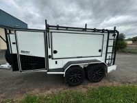2021 SMU CUSTOM TRAILER. REGO TS19FU. VIN 6T9T20V86MAJ6Y002. GVM 3200KG. DUAL AXEL. 18 INCH ALLOY WHEELS. 2 X SOLAR PANELS. PULL OUT DRAW REFRIGERATOR. 2 X PULL OUT DRAWERS 550W X 1800L X 230D. 2 X PULLOUT DRAWERS 365W X 640L X 200D. 4 X ADJUSTABLE LED LI