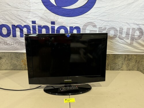 SAMSUNG HIGH DEFINITION LCD TV. MODEL LA26B450C4D. 26 INCH SCREEN WITH REMOTE CONTROL. POWERS ON.
