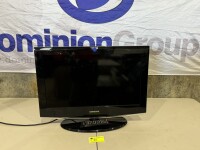 SAMSUNG HIGH DEFINITION LCD TV. MODEL LA26B450C4D. 26 INCH SCREEN WITH REMOTE CONTROL. POWERS ON.