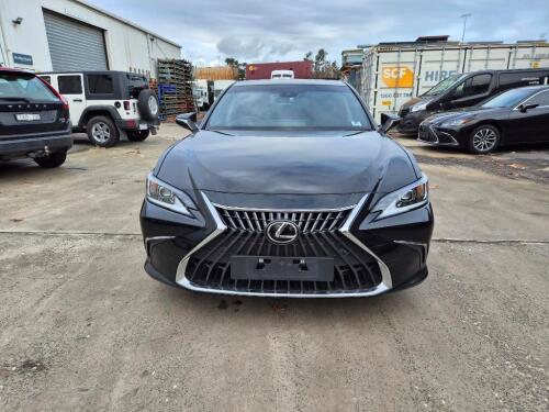 1/2023 LEXUS ES300H LUXURY (ESXZ1L) CVT 2.5I 88KW HYBRID SEDAN. 4 CYLINDER 2.5LT PETROL. AUTOMATIC TRANSMISSION. FULL ELECTRICS. ELECTRIC SEATS. AUDIO SYSTEM. REVERSE CAMERA. SUNROOF. FRONT AND REAR A/C. SERVICE BOOK. OWNERS MANUAL. 2 X KEY. KLM: 146645 (